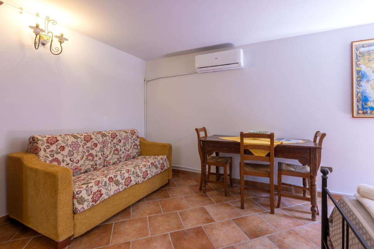 לינה וארוחת בוקר אוג'אנו לה קייזה Casa Ulmi Con Piscina מראה חיצוני תמונה