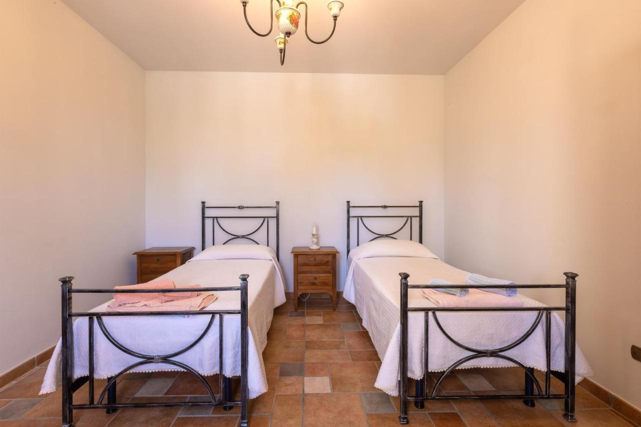 לינה וארוחת בוקר אוג'אנו לה קייזה Casa Ulmi Con Piscina מראה חיצוני תמונה