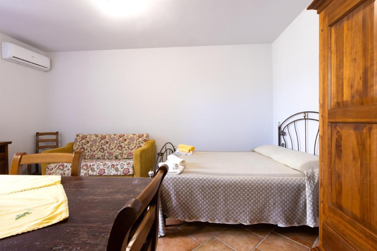 לינה וארוחת בוקר אוג'אנו לה קייזה Casa Ulmi Con Piscina מראה חיצוני תמונה