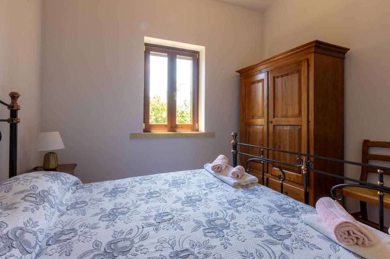 לינה וארוחת בוקר אוג'אנו לה קייזה Casa Ulmi Con Piscina מראה חיצוני תמונה